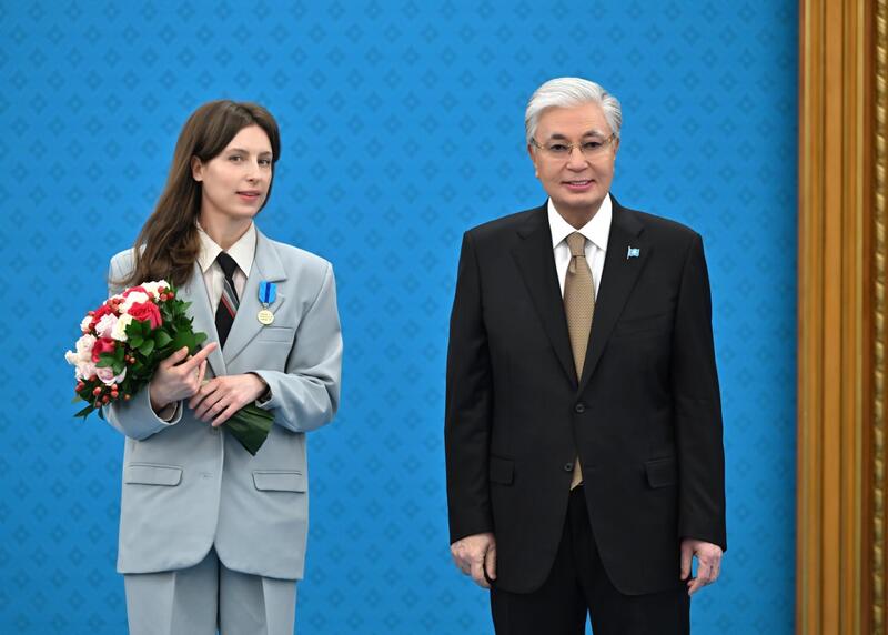 ГЛАВА ГОСУДАРСТВА ВРУЧИЛ КЛЮЧИ ОТ КВАРТИР МОЛОДЫМ УЧЕНЫМ