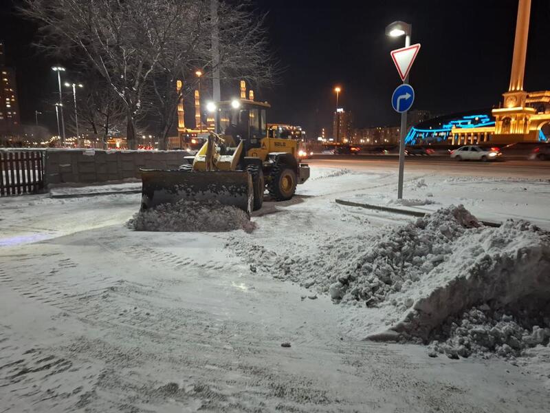 Около 1 200 единиц спецтехники заняты в снегоуборочных работах в Астане ночью