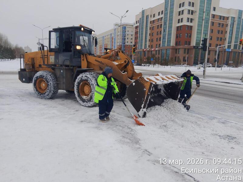 Более 1 800 единиц спецтехники задействовано в снегоуборочных работах в Астане
