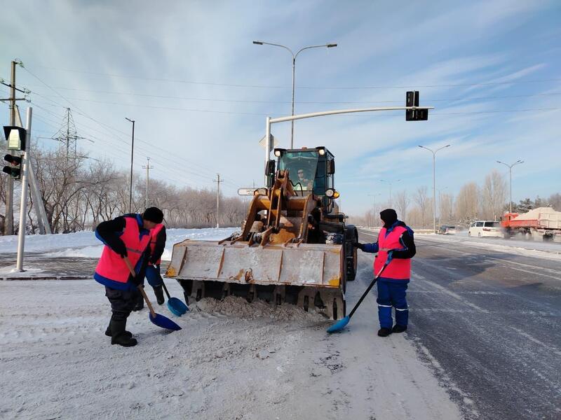 Около двух тысяч единиц спецтехники заняты в уборке снега в Астане