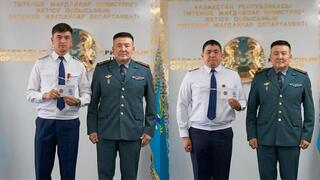 Полицейских, спасших людей из водоема, наградили в Жетысу