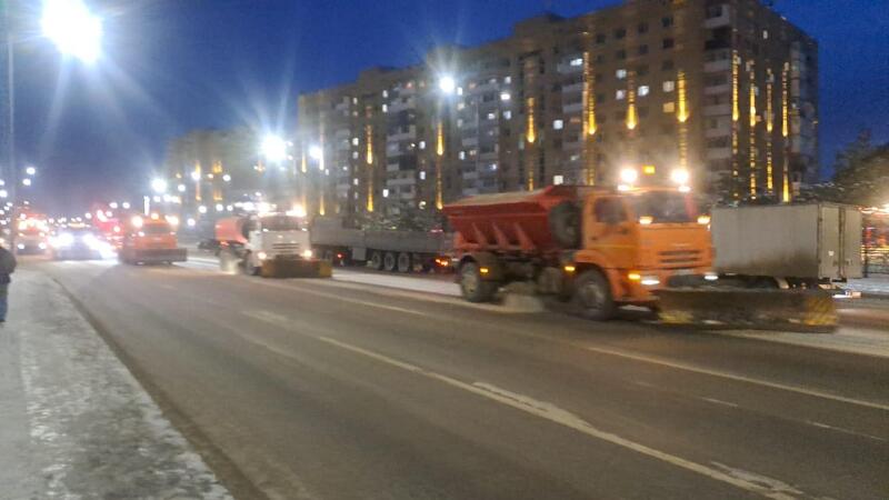 Свыше тысячи единиц спецтехники вышли на уборку снега в Астане в ночную смену