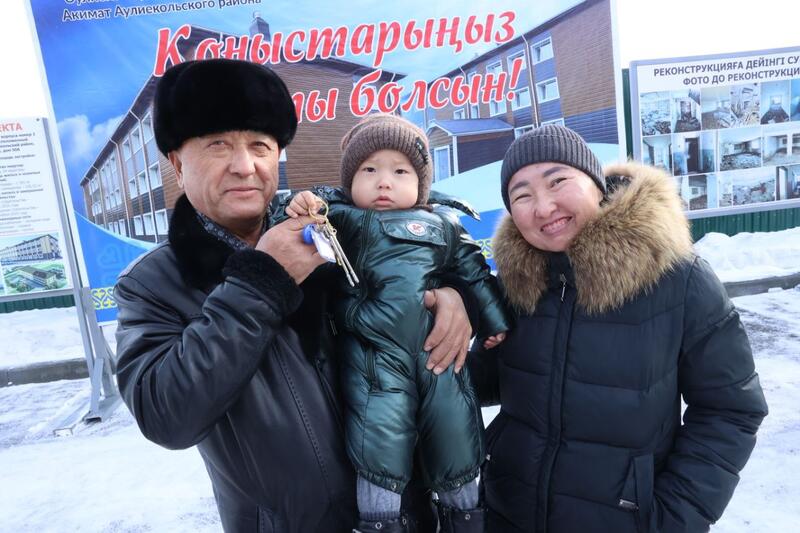 В Аулиеколе новосёлам вручили ключи от новых квартир