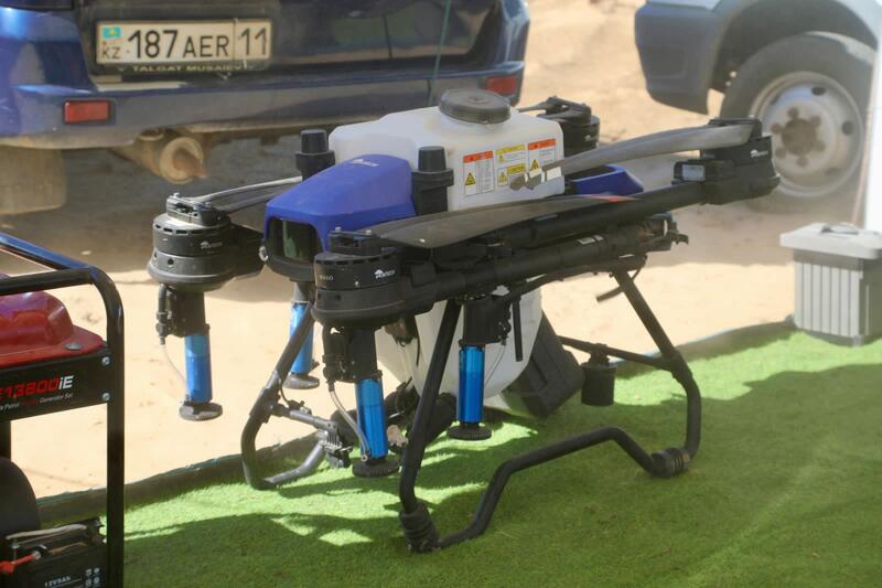 Министр сельского хозяйства в рамках рабочей поездки в Аральский район ознакомился с ходом работ по химической обработке против особо опасных вредителей