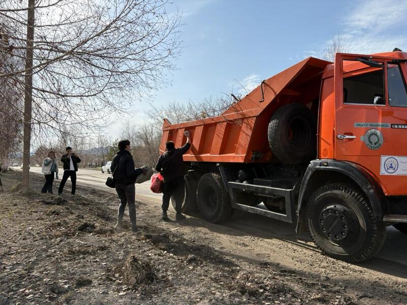 Жители Риддера на субботнике собрали более 5 тонн мусора