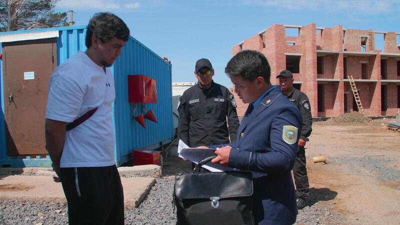 В Астане сносят незаконно построенный жилой комплекс