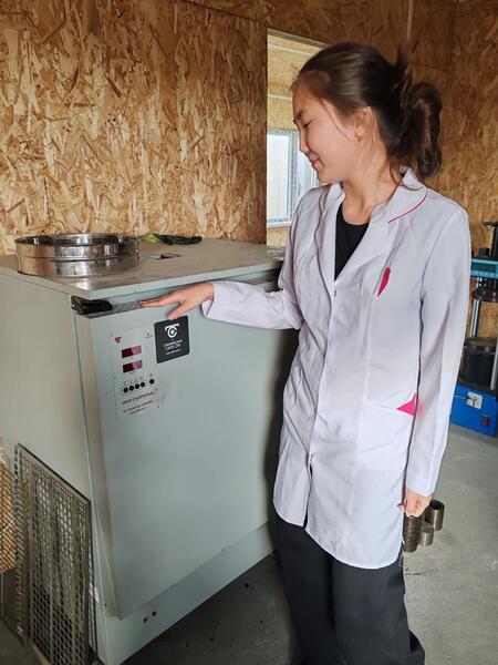 Школьница из Аягоза разработала эко-асфальт из пластиковых отходов