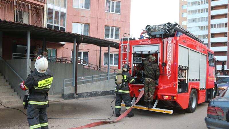 В Караганде пожарные провели учения в 24-этажном доме