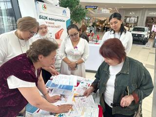 «Прививки без мифов»: в столичном ТРЦ врачи консультируют горожан