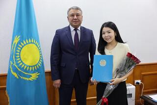 Аким области поздравил члена Президентского молодежного кадрового резерва