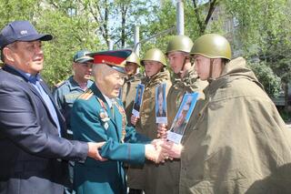 Гвардейцы поздравили 90-летнего ветерана тыла с юбилеем и днём Победы