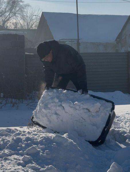 Волонтёры Карагандинской области помогают одиноким пенсионерам