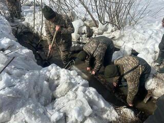 Военнослужащие помогают в проведении превентивных мер