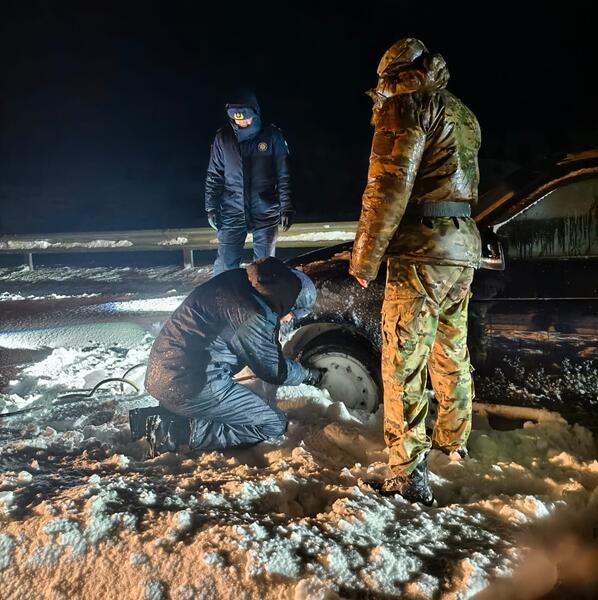 Спасатели МЧС Казахстана за прошедшие пять суток из снежных заносов спасли и эвакуировали 257 человек