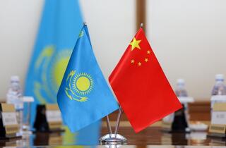 Министр обороны Казахстана встретился с Послом Китая