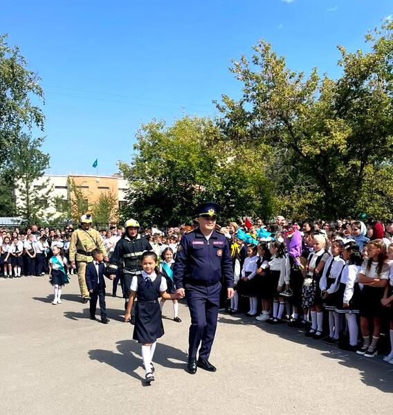 Алматинские спасатели провели показательные выступления в школах и гимназиях