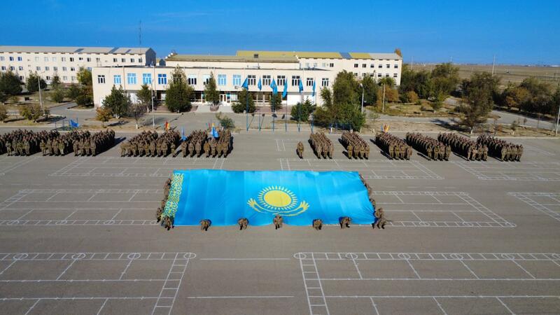 В День Республики в воинских частях прошла церемония поднятия Государственного флага