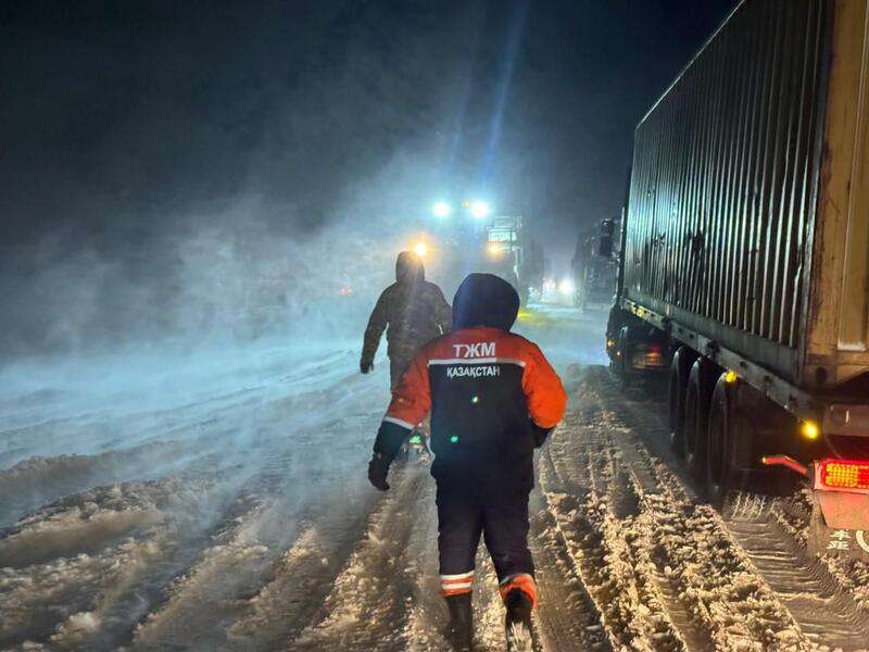 Спасатели МЧС Казахстана за прошедшие выходные из снежных заносов спасли и эвакуировали 126 человек