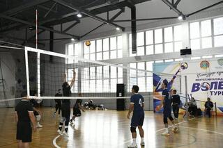 День учителя: в Астане прошел турнир по волейболу среди школьных педагогов