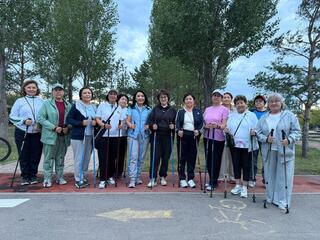 Тренировку по скандинавской ходьбе провели для всех желающих в столичном парке