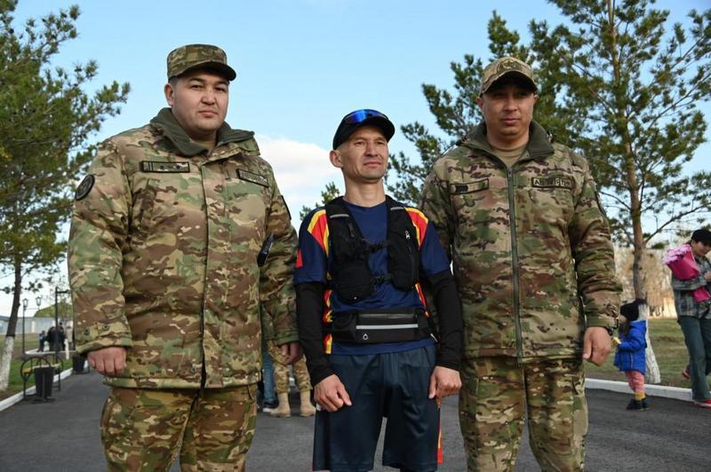 80 километров к 80-летию Победы: карагандинский военнослужащий пробежал марафон