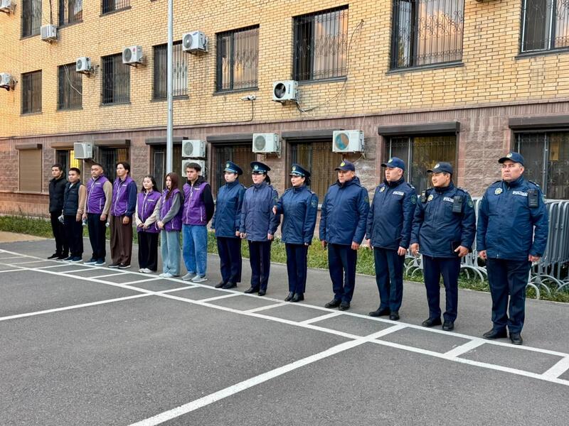 «Нет вандализму»: в Астане молодежь закрасила незаконные граффити на стенах зданий
