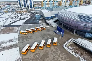 Школам области Абай передали 10 новых автобусов