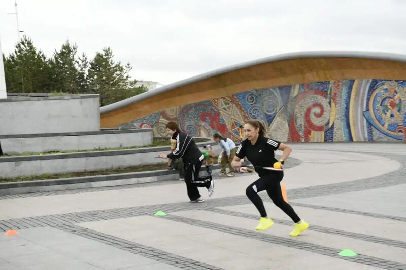 «Веселые старты» в День матери организовали для столичных семей