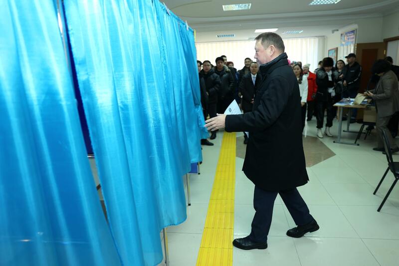 Аким Костанайской области проголосовал на референдуме