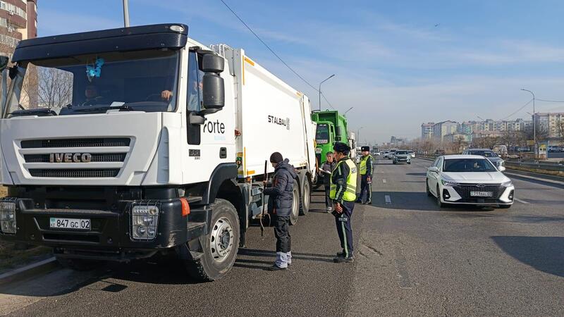 В Алматы усилили контроль спецтранспорта по вывозу мусора в рамках плана по снижению загрязнения воздуха