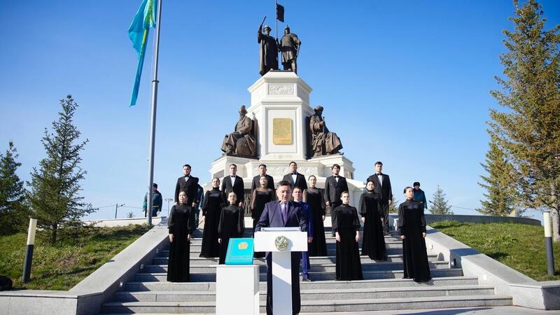 В ВКО прошла церемония поднятия Государственного флага