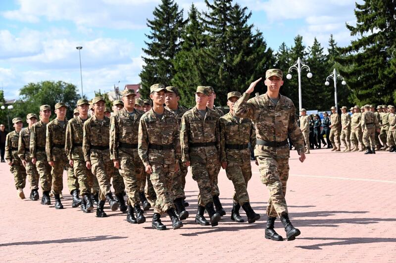 Западно-Казахстанская область поддержала эстафету «Сарбаз жолы»: призывников проводили на службу в Алматы
