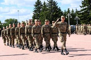 Западно-Казахстанская область поддержала эстафету «Сарбаз жолы»: призывников проводили на службу в Алматы
