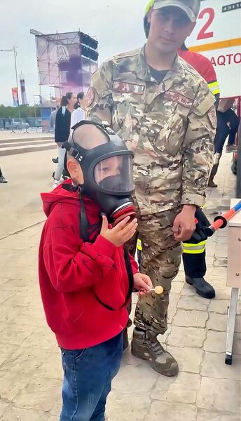 В Актюбе ко Дню защиты детей спасатели провели выставку техники и акцию по безопасности