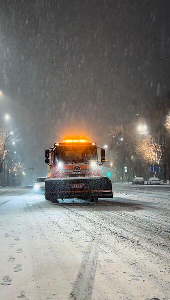 В Алматы коммунальные службы перешли на усиленный режим работы из-за снегопада