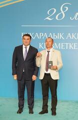 В ТУРКЕСТАНСКОЙ ОБЛАСТИ ПРЕДСТАВИТЕЛЯМ СМИ ВРУЧИЛИ КЛЮЧИ ОТ КВАРТИР ОТ ИМЕНИ ПРЕЗИДЕНТА