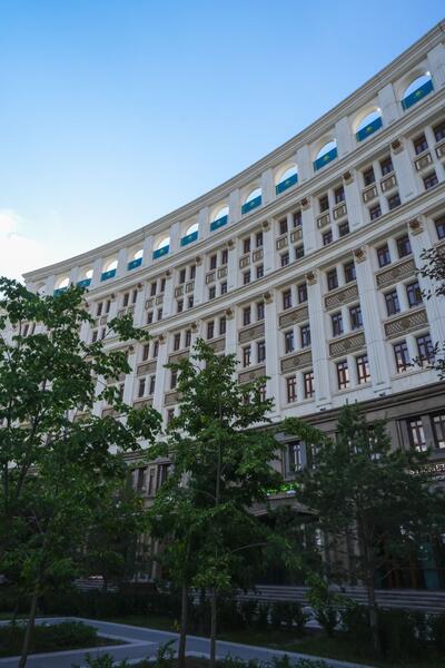 Государственные флаги украсили дома на центральных улицах Астаны