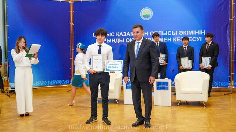 Аким ВКО встретился с одарёнными детьми