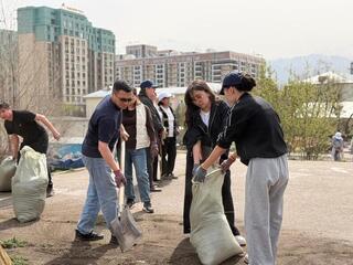 Чистота города – общая ответственность: представители сферы культуры Алматы активно приняли участие в субботнике