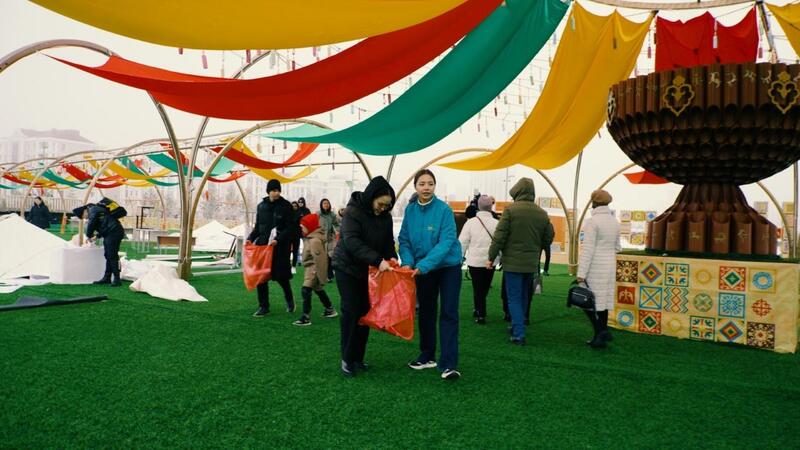 В Астане развернули самый большой флаг «Таза Қазақстан» во время экоакции