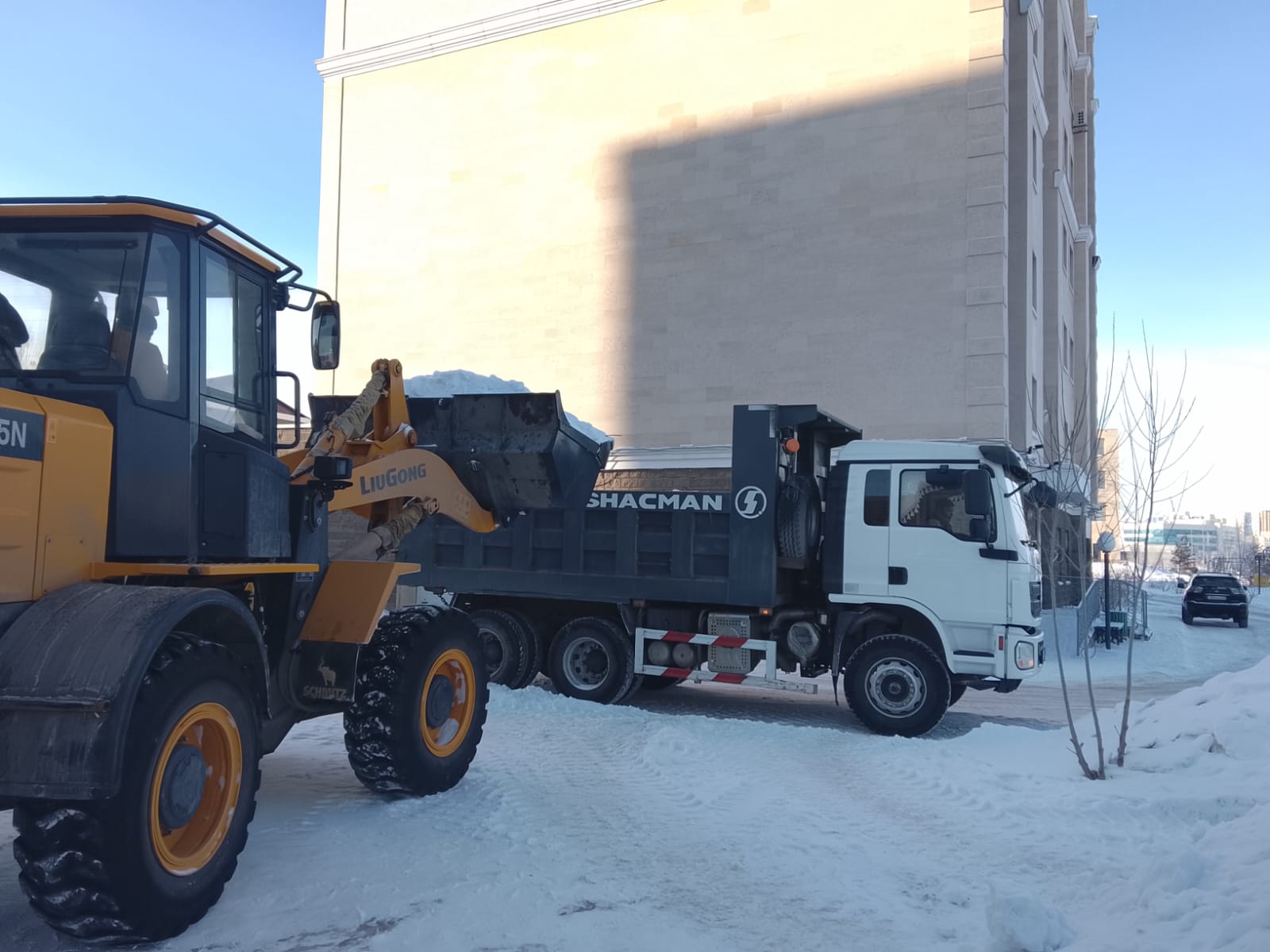 Более 1 100 единиц спецтехники вывели на уборку снега в Астане