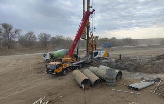 Смытый паводком мост Эмбы проходит реконструкцию