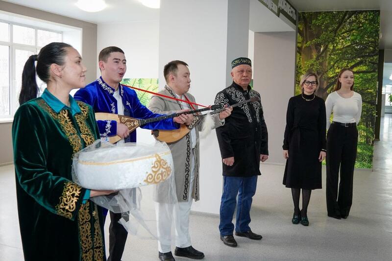 Аким ВКО в ходе рабочей поездки в Барнаул посетил Центр казахского языка и культуры