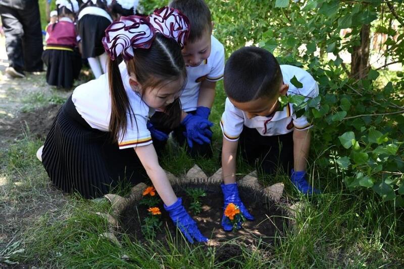 «Таза Қазақстан»: в Актобе школьники активно участвуют в работах по озеленению