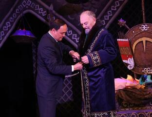 Ербол Карашукеев поздравил известного актера Тунгышбая Жаманкулова с 75-летним юбилеем