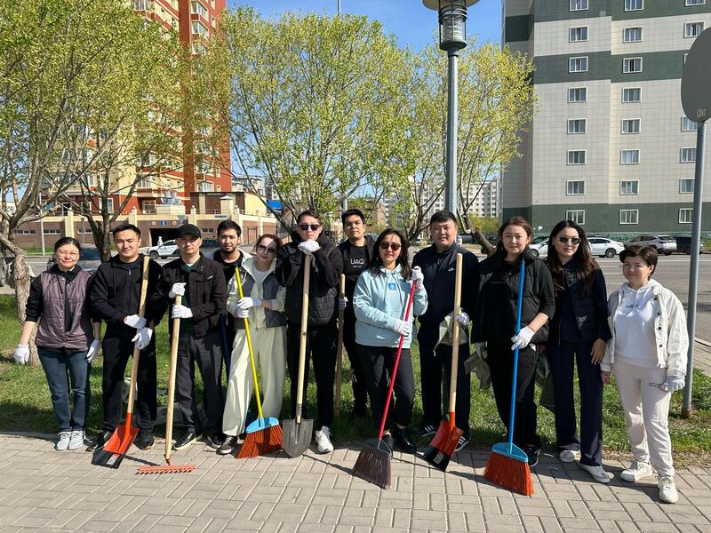 Командой - за чистоту: сотрудники МНЭ провели субботник в Ботаническом саду