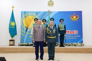 Министр обороны поздравил личный состав Вооруженных сил с 30-летием Конституции