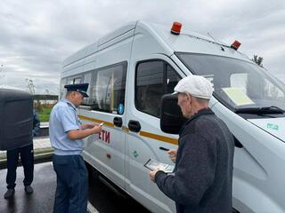 Полицейские проверяют школьные автобусы перед началом учебного года в СКО