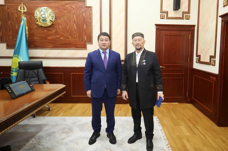 Нурдаулет Килыбай вручил государственные награды людям труда