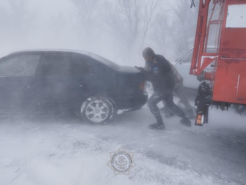 За последние десять дней из снежных заносов спасено и эвакуировано 145 человек